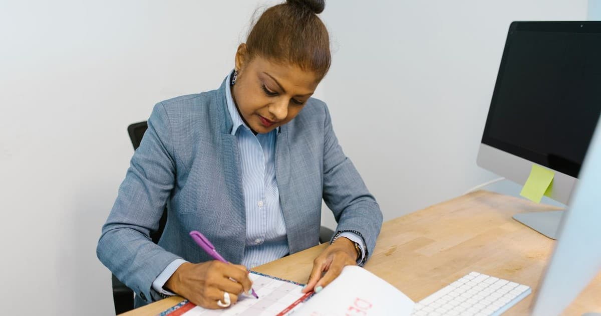 Learner marking a weekly study schedule for a live cohort course